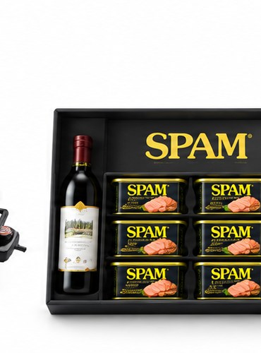 스팸과 간장으로 구성된 선물세트